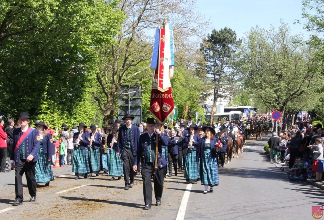 Umzug in Tracht beim Blutritt