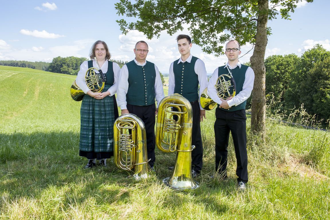 Hörner und Bässe des Musikvereins